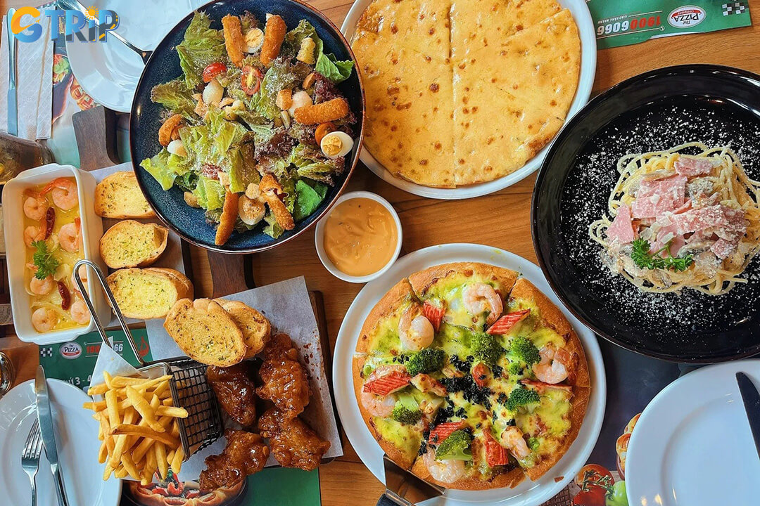 The Pizza Company in Hanoi serves up Thai-inspired pizzas with bold Asian flavors, offering both dine-in comfort and value-friendly combo deals
