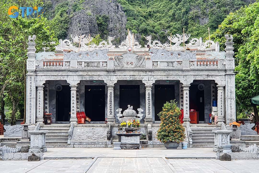 The pleasant weather is ideal for exploring Thai Vi Temple