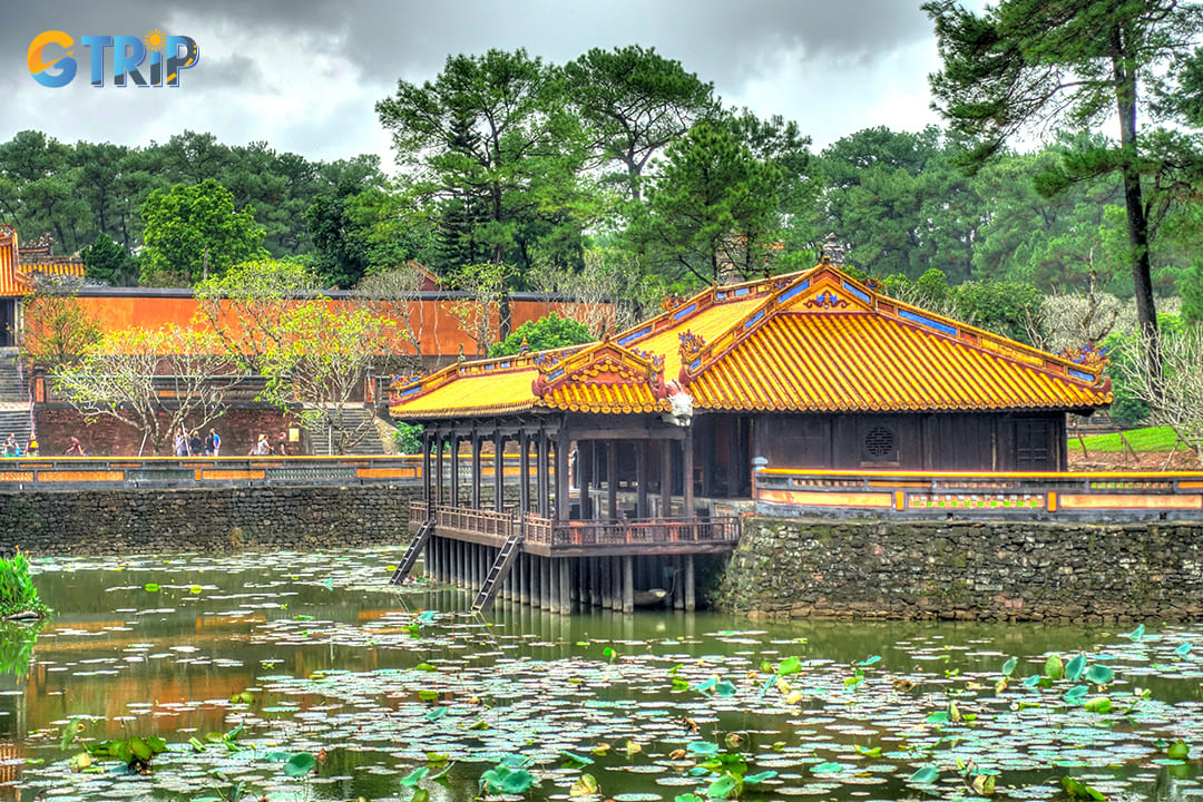 The poetic lotus pond scene at Luu Khiem Lake