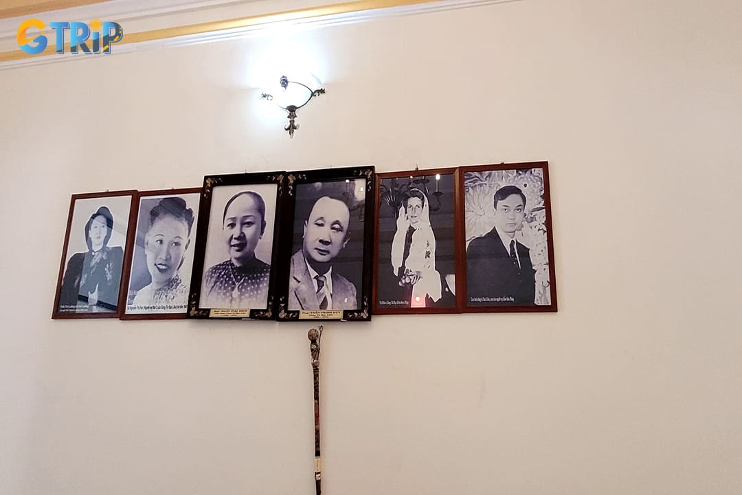 The portrait of Tran Trinh Huy is in the middle