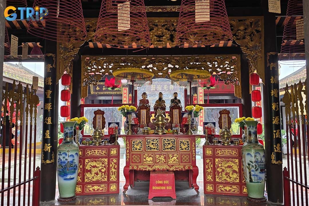 The Quan Cong Temple’s architecture is a masterful blend of Chinese craftsmanship and local identity