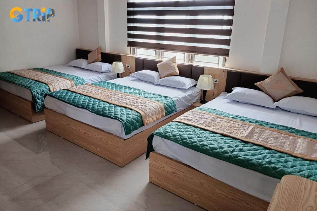 The room with 3 beds at Quan Lan Nam Phong Hotel is suitable for a large group of friends