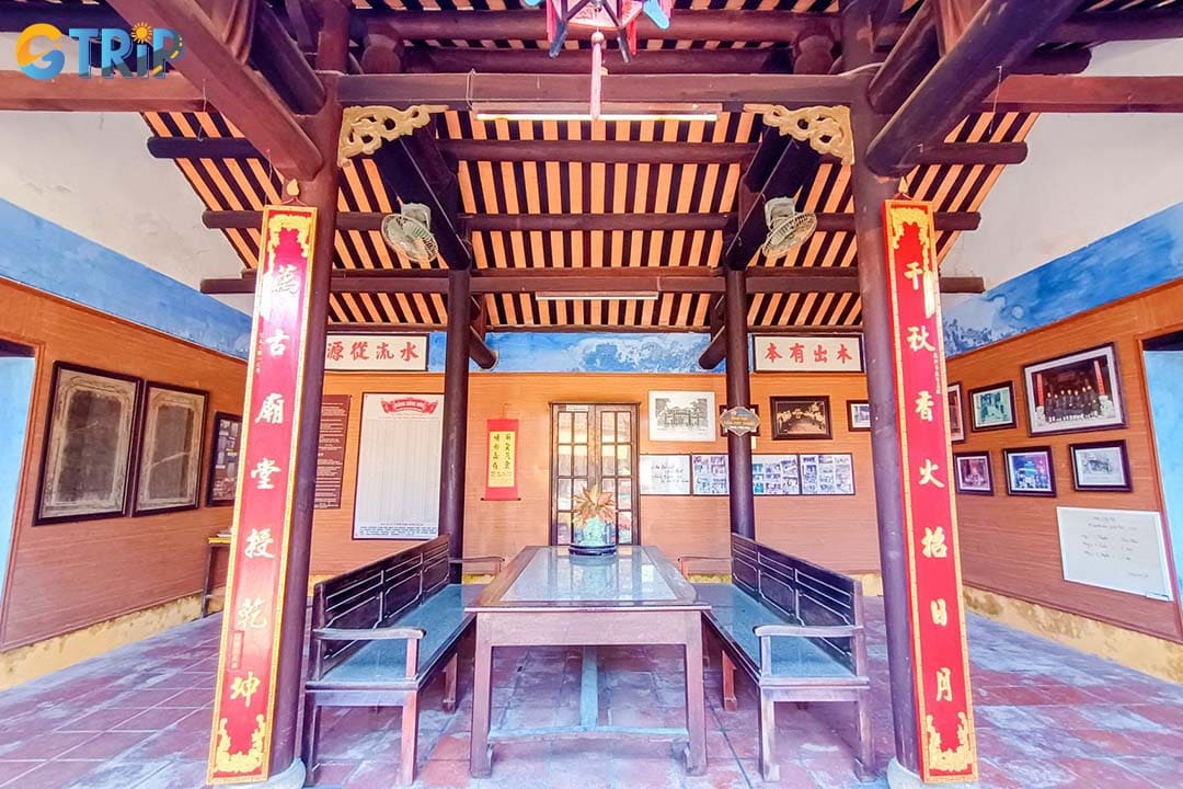 The side houses provide the functional spaces for the communal house