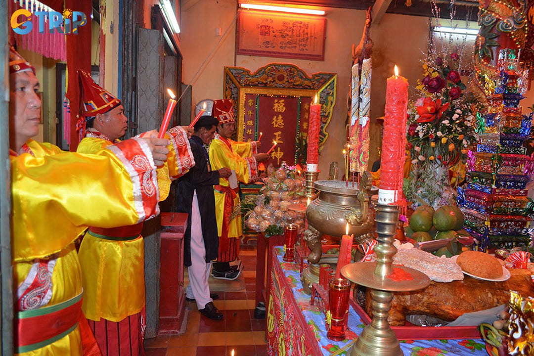 The solemn incense offering ceremony at Ba Ngu Hanh Temple