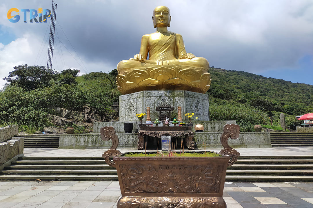 The statue of Buddha King Tran Nhan Tong on Yen Tu Mountain