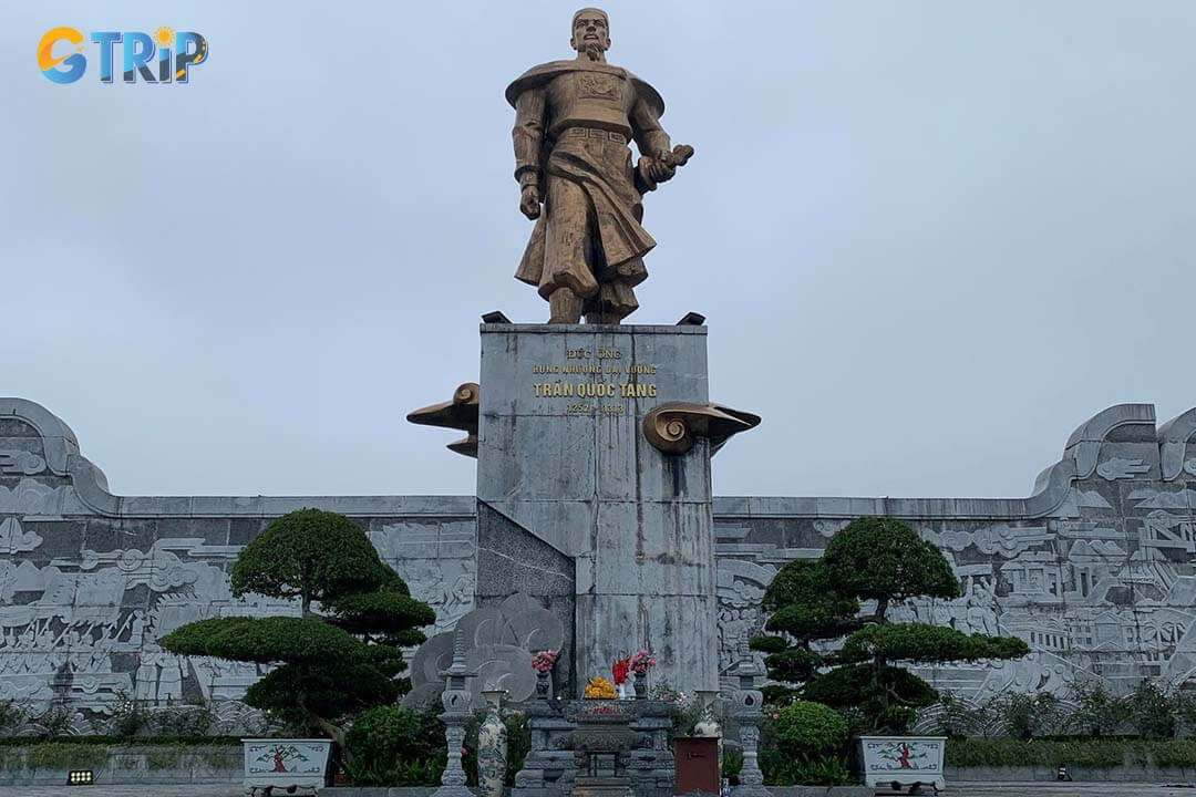 The statue of Hung Nhuong vuong Tran Quoc Tang, made of bronze and over 10 meters high, is one of the highlights at the temple