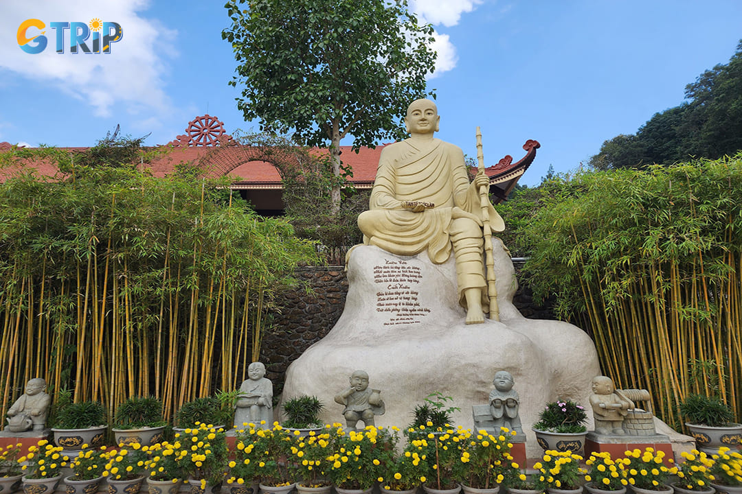 The statue of King Tran Nhan Tong, a tribute to the founder of the Truc Lam Zen sect