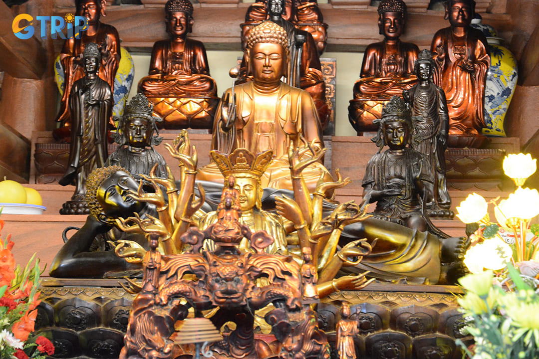 The statues in the Main Hall are arranged according to the traditional worship style of northern Vietnamese Buddhist temples