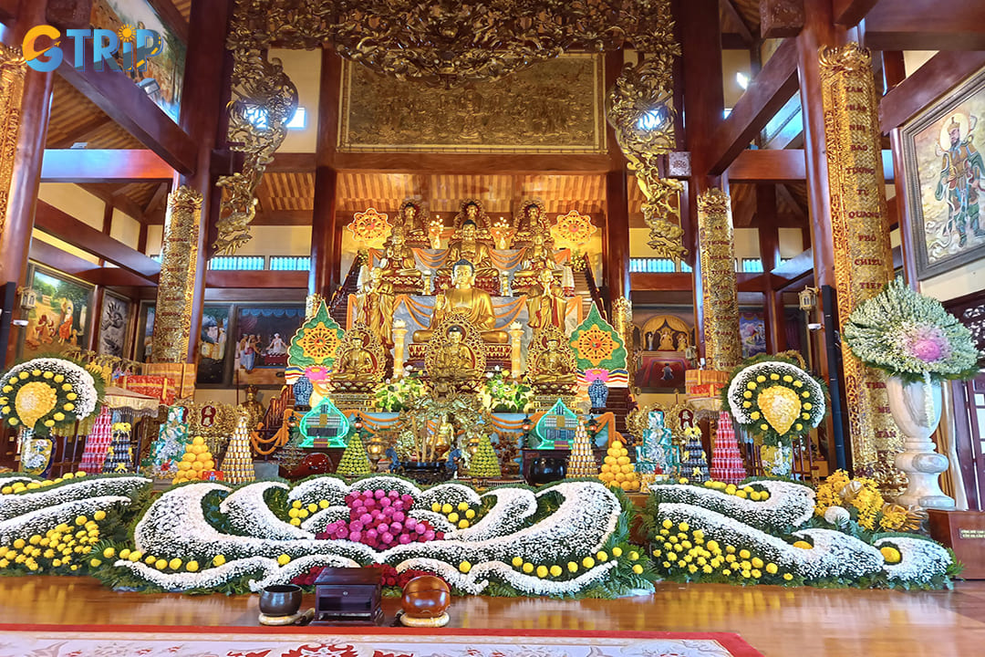 The statues in the main hall of the pagoda