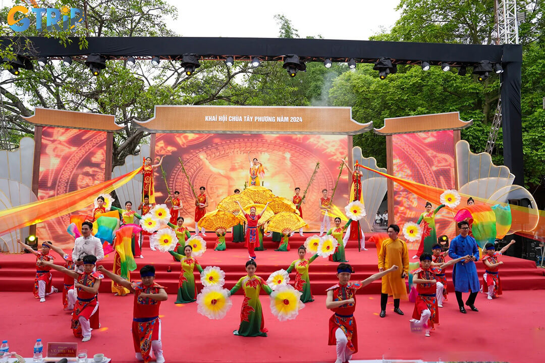 The Tay Phuong Pagoda Festival, held each third lunar month, blends Buddhist rituals and folk arts in a centuries-old cultural celebration