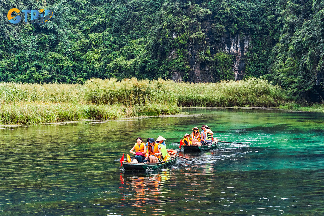 The temperature in October is perfect for outdoor activities such as boat tours