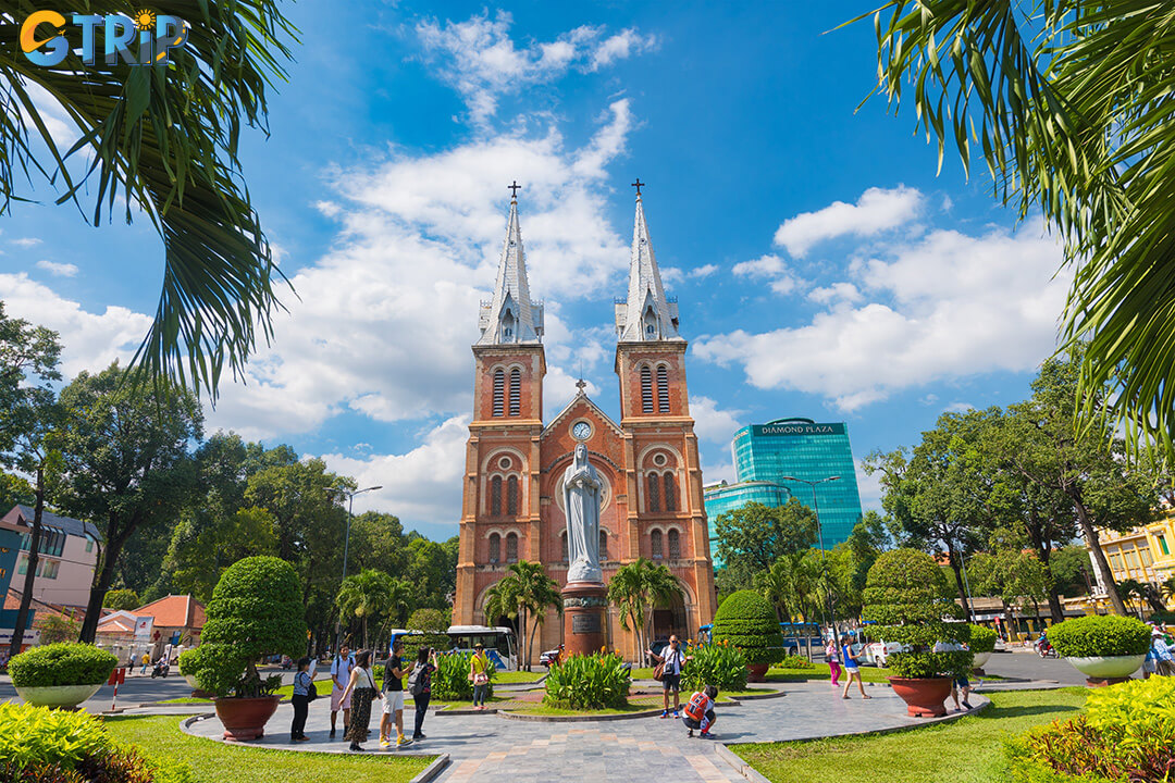 The temple is a perfect starting point to explore nearby landmarks, parks, museums, and cultural sites around vibrant downtown Saigon