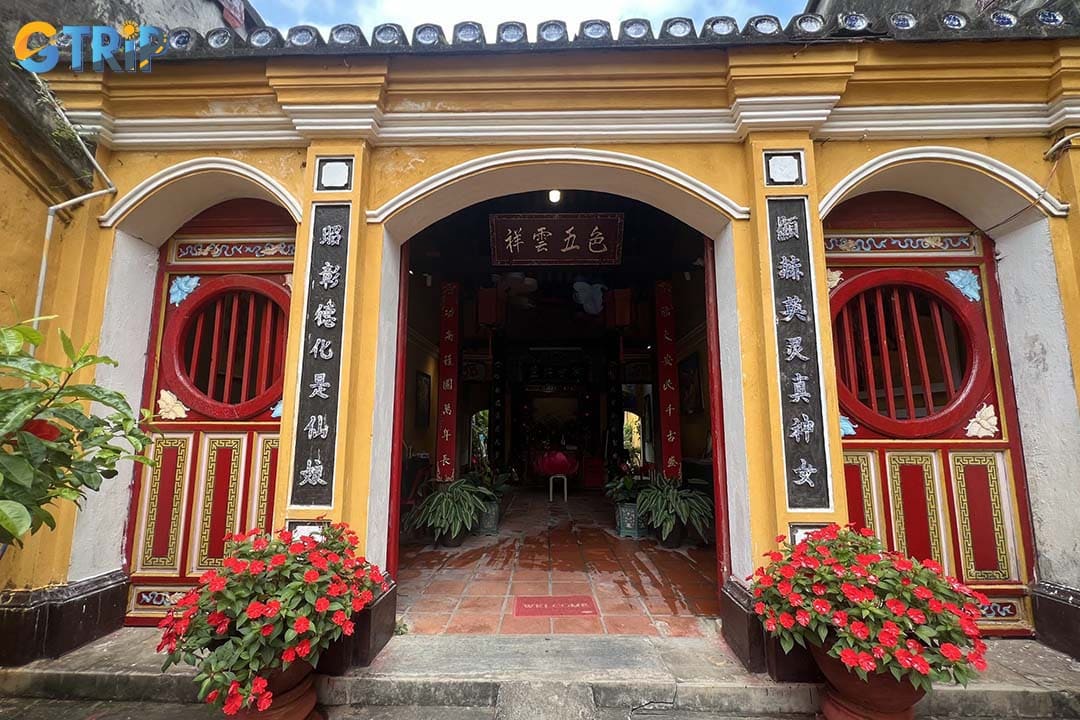 The temple is an ideal place for photographers who love the vintage and old vibe