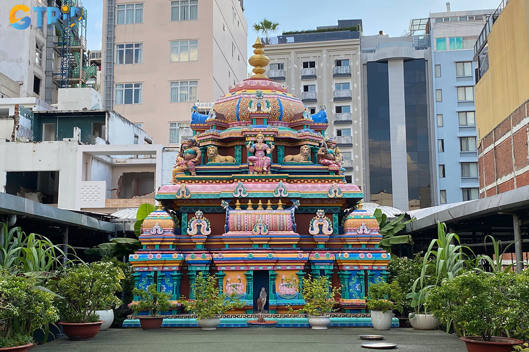 The temple’s outer walls and roof showcase vibrant statues of Hindu deities, creating an open-air gallery that beautifully narrates the richness of Hindu mythology and symbolism