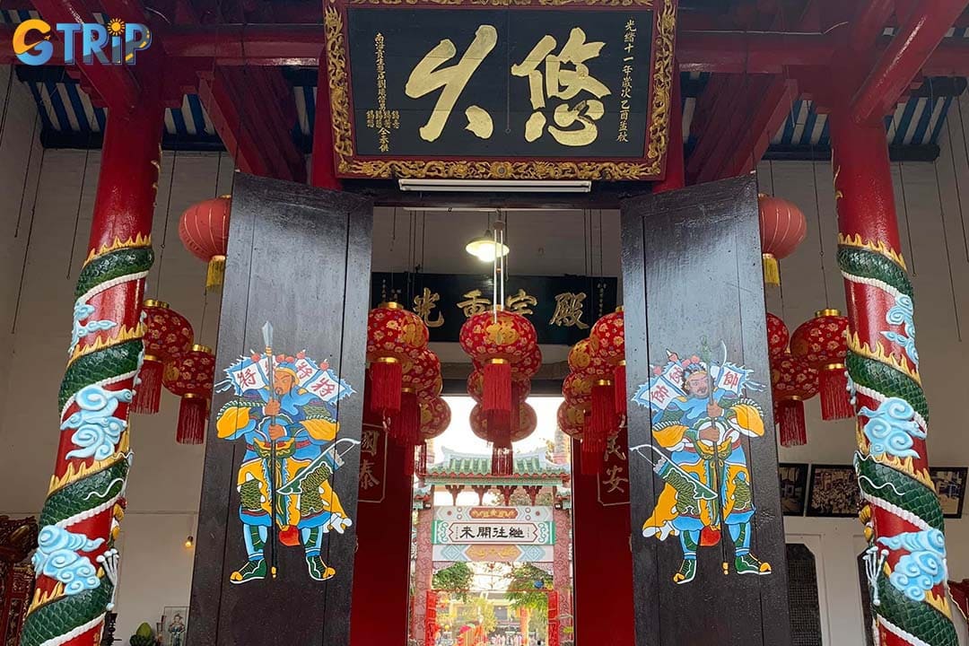 The Teochew Assembly Hall contains woodcarvings and colorful porcelain mosaics