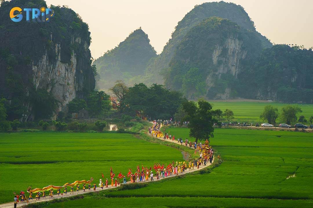 The Thai Vi Temple Festival attracts many visitors and participant