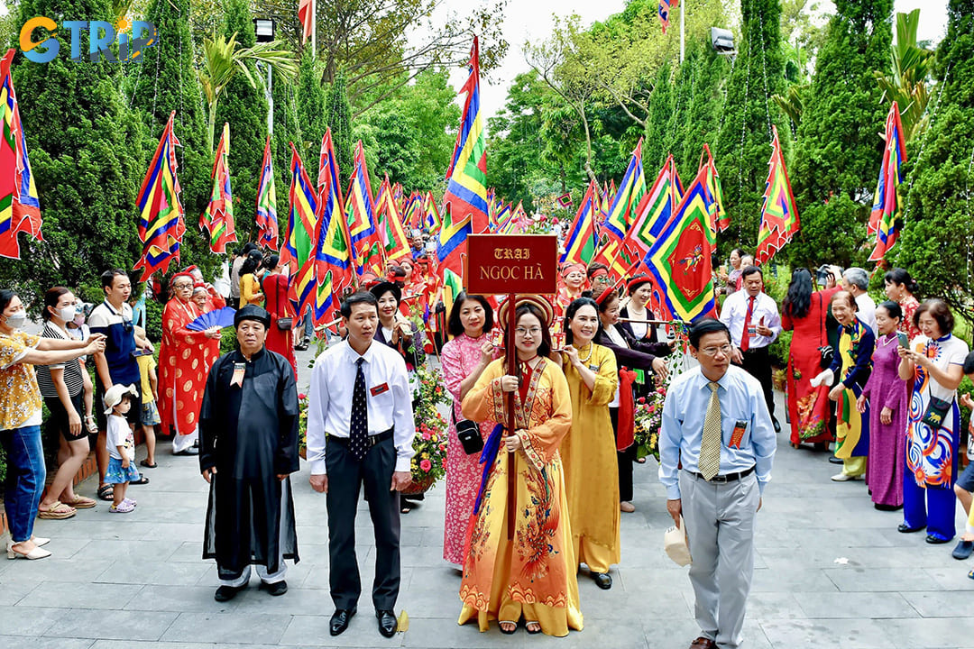 The Thap Tam Trai procession honors Prince Hoang and symbolizes unity among 13 ancestral hamlets through offerings and traditional performances