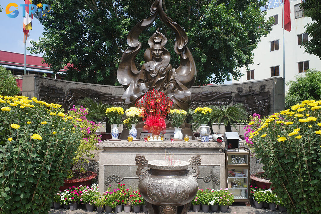 Behind the main statue, a 12-meter bronze relief portrays the 1963 Buddhist crisis and Thich Quang Duc’s enduring act of sacrifice
