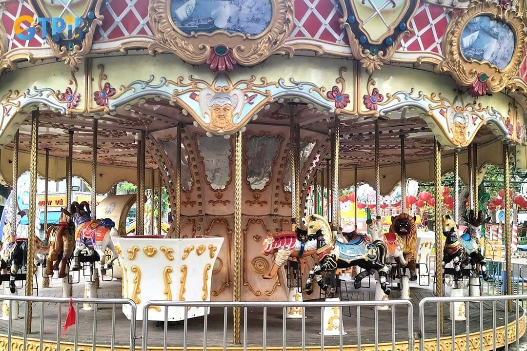 The Tho Trang Playground, also known as the "White Rabbit Playground", is the park’s main amusement area