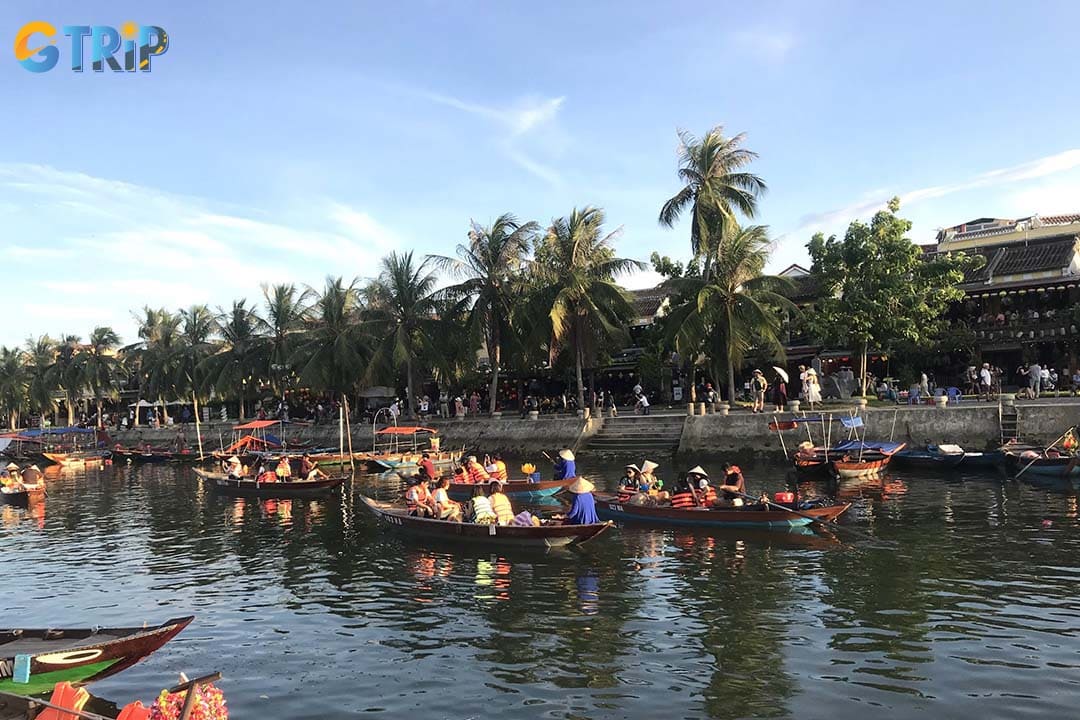 The Thu Bon Market runs alongside the market, so you can take a boat ride there to enjoy the atmosphere