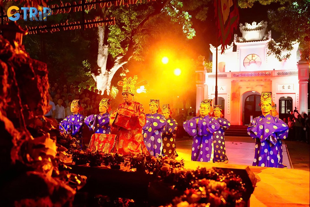The “Tieng chuong Tran Vu” (The Bell of Tran Vu) night tour at Quan Thanh Temple is a newly launched 90-minute cultural experience