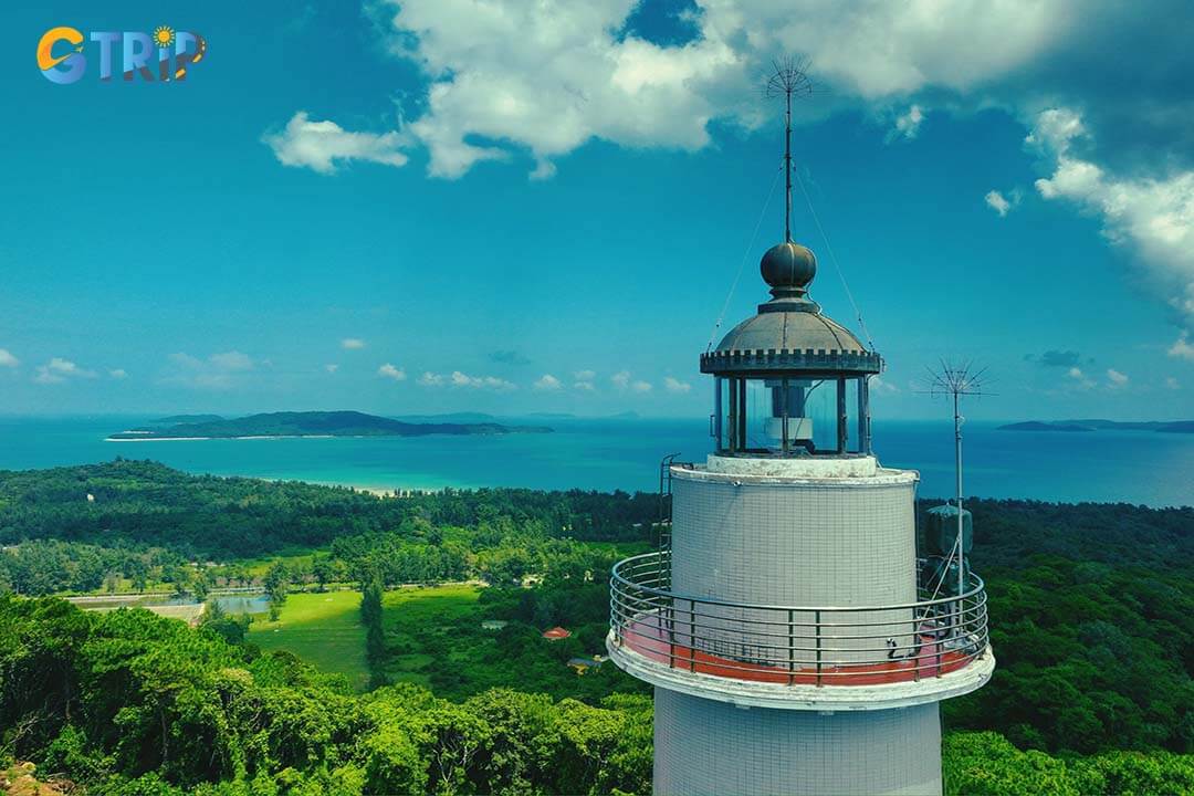 The top of Co To Lighthouse offers stunning 360-degree views of the ocean and nearby islands, making it a perfect spot for breathtaking photos