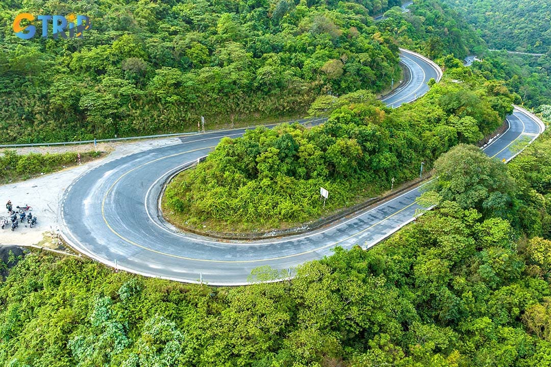 The U-shaped curve is a symbol of Hai Van Pass that many people check in and take photos