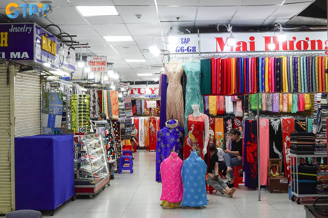 The upper floors of An Dong Market are a paradise for creatives, brimming with vibrant fabrics, handcrafted textiles, and materials perfect for custom-tailored ao dai