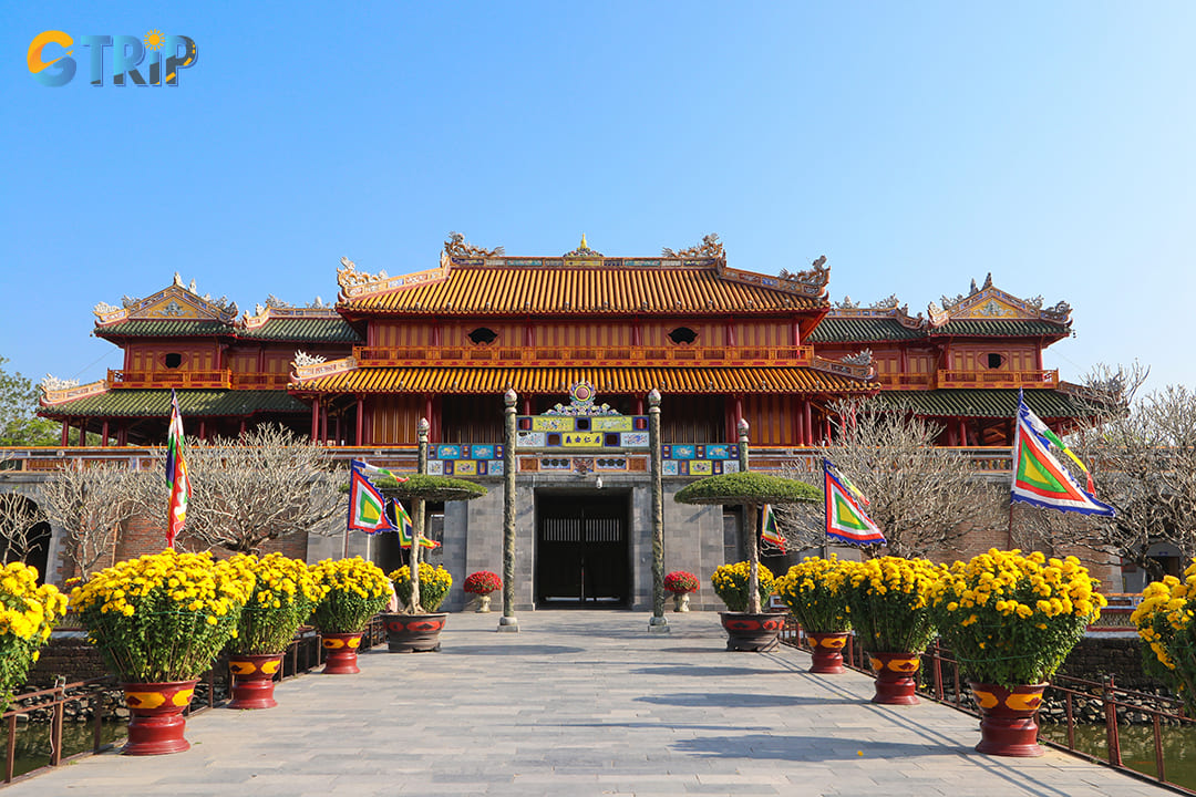 The visiting hours for the Imperial Citadel of Hue vary by season to suit the weather and daylight conditions