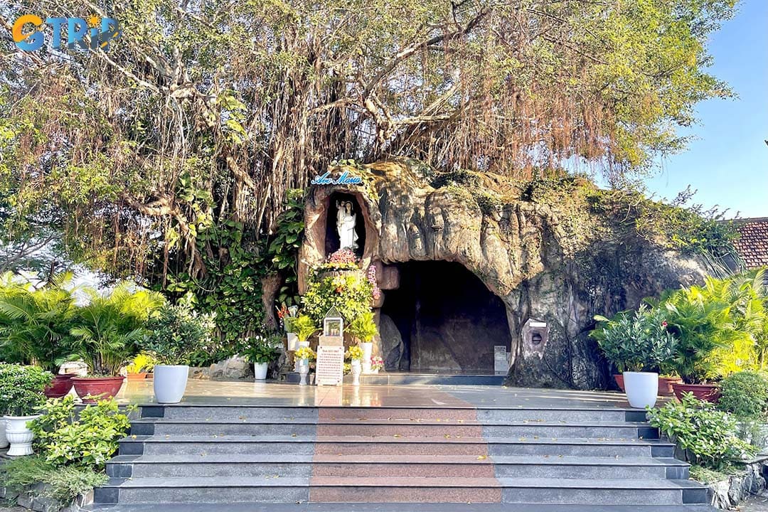 There are 3 tombs belonging to early European missionaries at the Hoi An Catholic Church