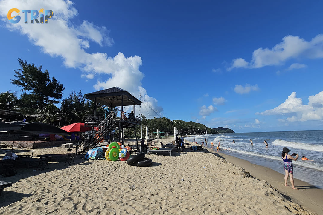 There are many activities on Quan Lan Beach