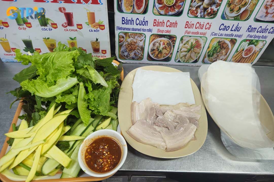 There are many local foods you should try at the market, such as pork and vegetable rolls with rice paper