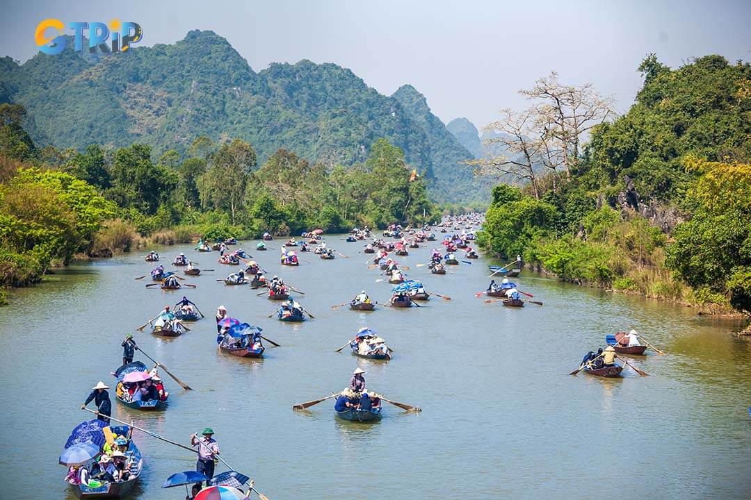 There are many means to move to Huong Pagoda, but visitors have to take an additional part of the boat or cable car to reach the temple