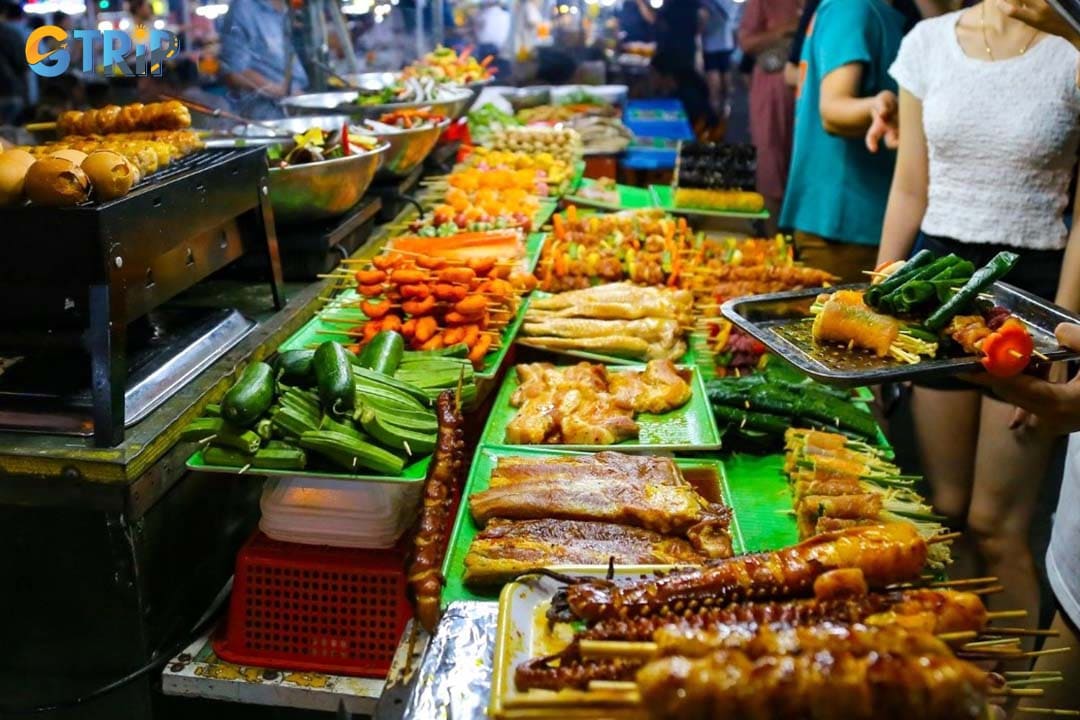 There are many street foods at Le Duan Night Market that you can savor