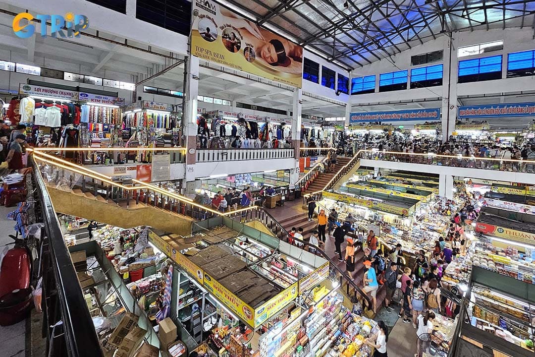 There are many things that you can buy at Con Market, such as clothing and fashion accessories
