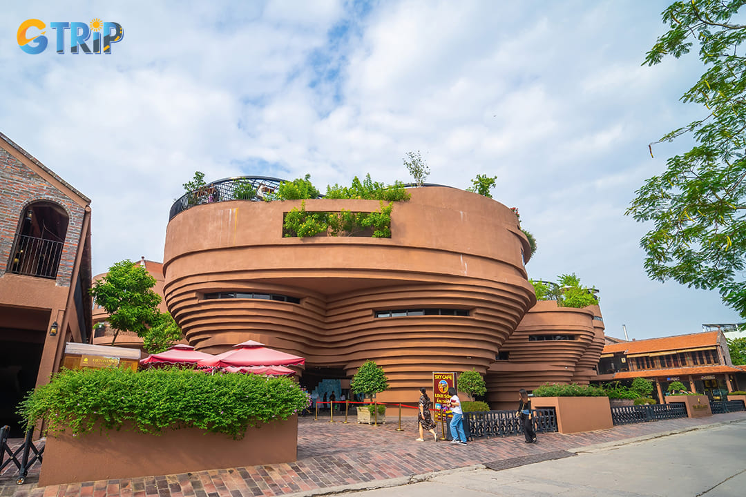 There are several convenient ways to get to Bat Trang Pottery Museum