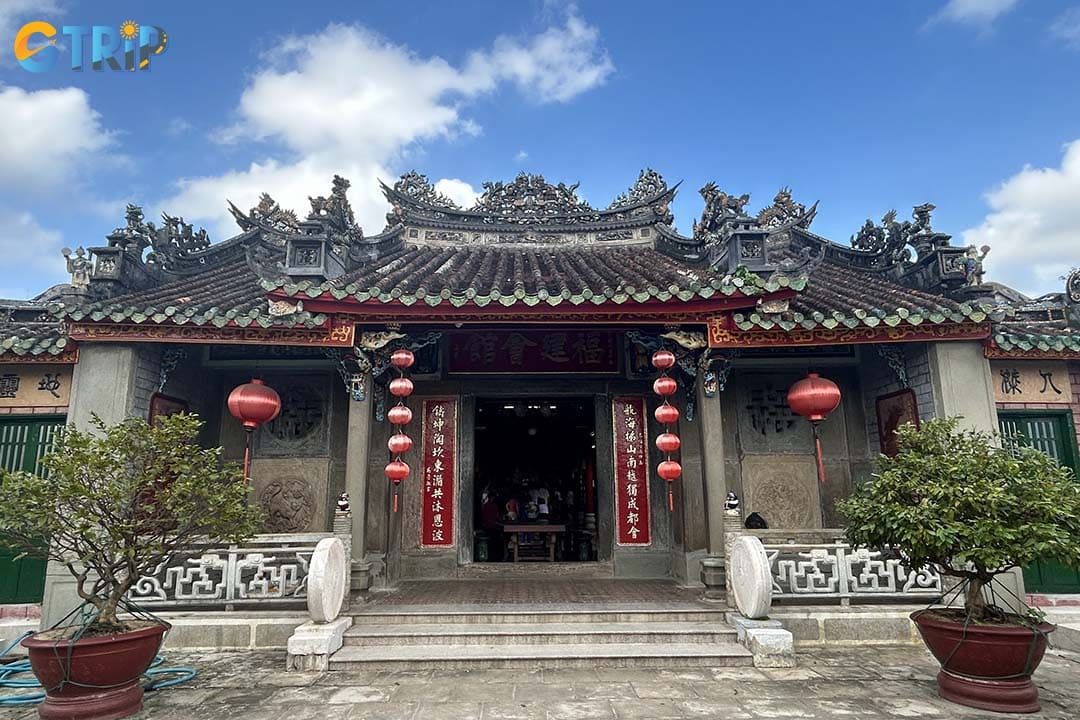 There are some nearby assembly halls that you can visit after exploring the temple