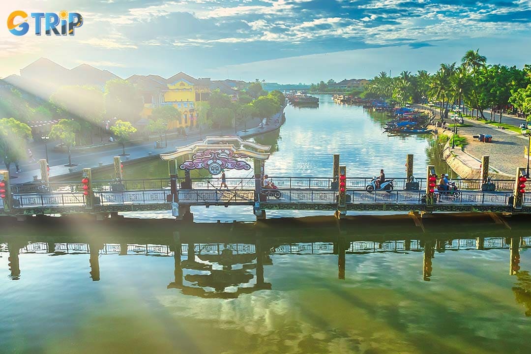 There are some tips for visiting An Hoi Bridge comfortably that you should bear in mind