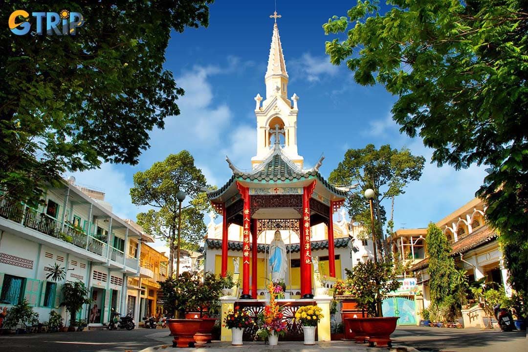 There is a St Francis Xavier Church near the Ha Chuong Assembly Hall that you can explore