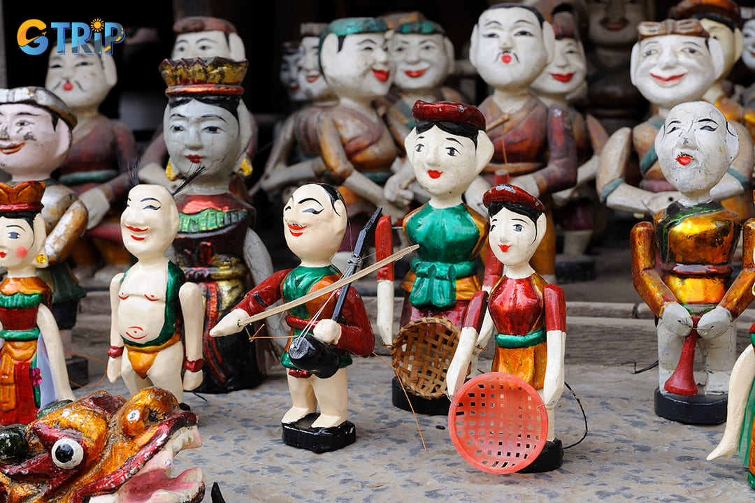 These puppets are traditionally made from fig wood due to its buoyancy and consistent texture
