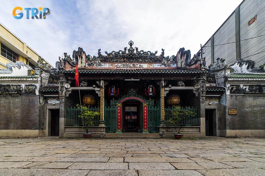 Thien Hau Pagoda is open daily with free admission with extended hours during major festivals to welcome large crowds and special ceremonies
