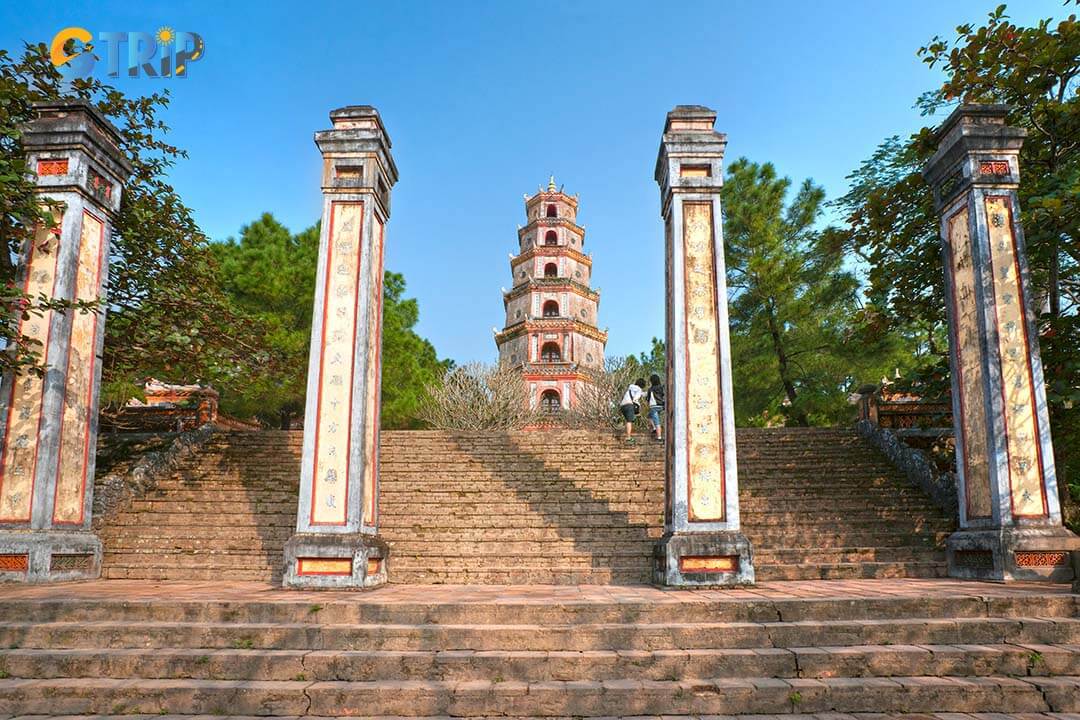 Thien Mu Pagoda is easily accessible from Hue’s city center by motorbike, taxi, or ride-hailing services, each offering a unique travel experience