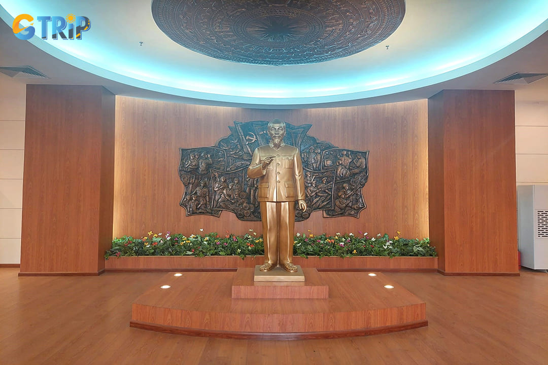 This artistic backdrop provides historical context while complementing the statue's dignified presence