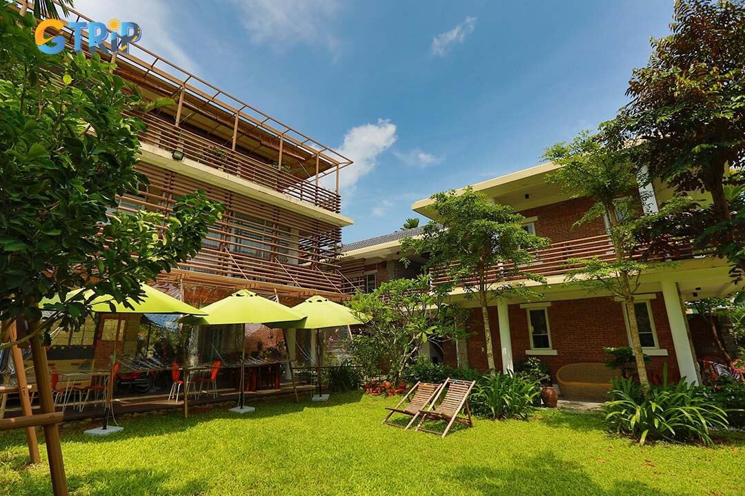 This budget-friendly villa in Cam Chau offers air-conditioned rooms, easy access to Cua Dai Beach, and great value for a relaxing Hoi An getaway