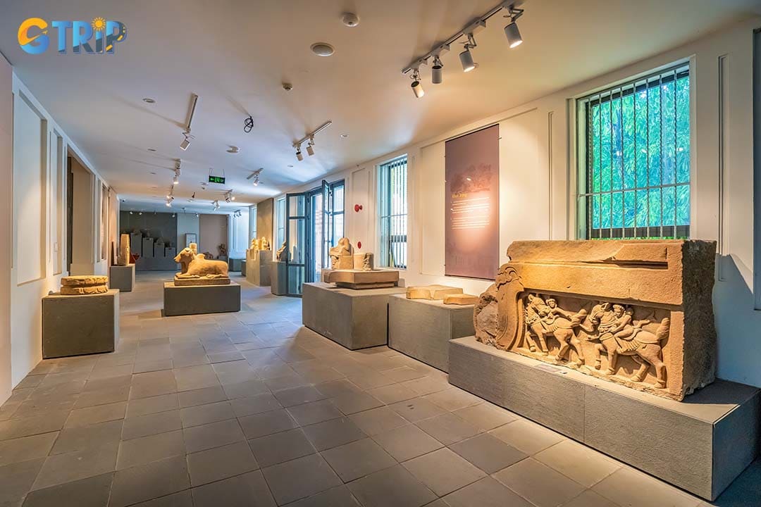 This is the heart of the visit, where you can slowly explore sandstone and terracotta masterpieces from the 7th to 15th centuries, depicting Hindu and Buddhist deities