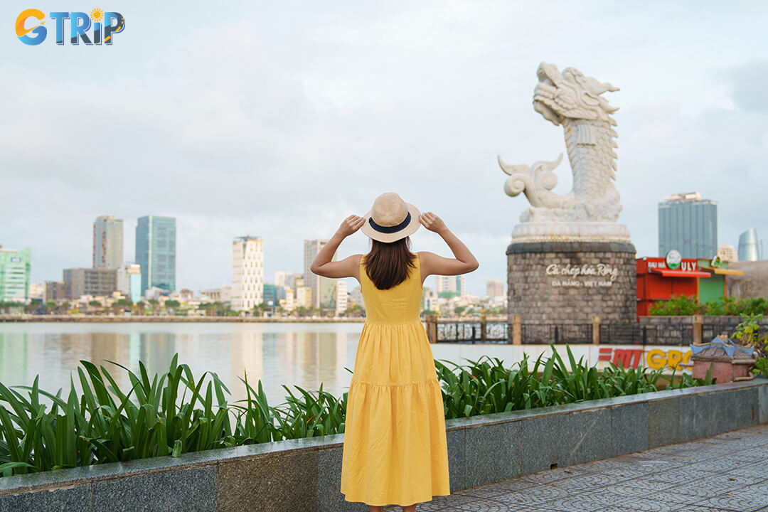 This riverside spot is a must-visit for iconic photos, with the marble statue, Han River, and Dragon Bridge creating the perfect backdrop