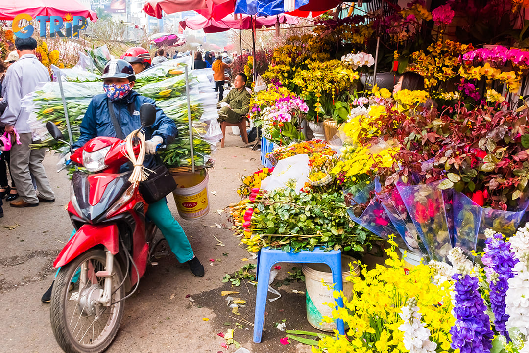 This vibrant marketplace can be accessed via public transportation, ride-hailing services, or rental vehicles