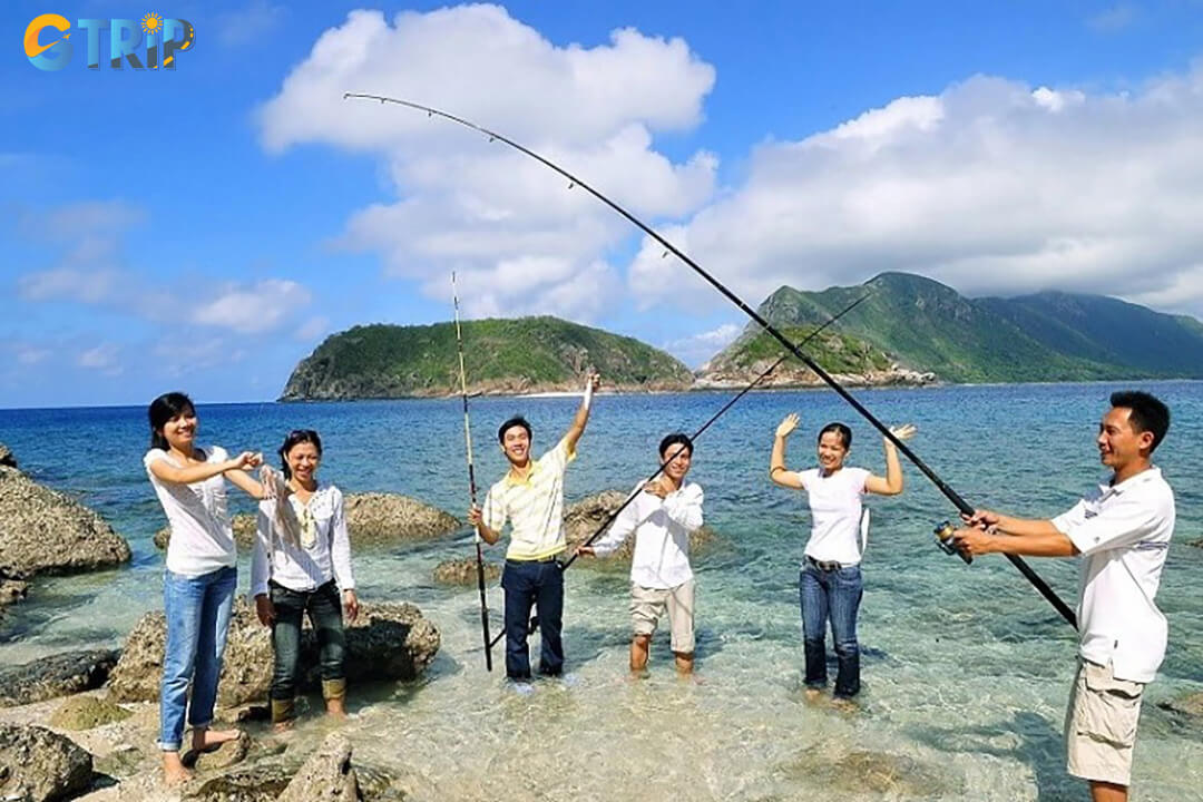 Tho Quang offers a lively fishing village experience, especially memorable for its exciting night fishing trips out on the bay