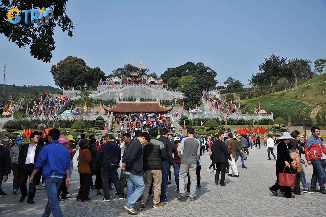 Thousands of pilgrims go to pagodas on the mountain