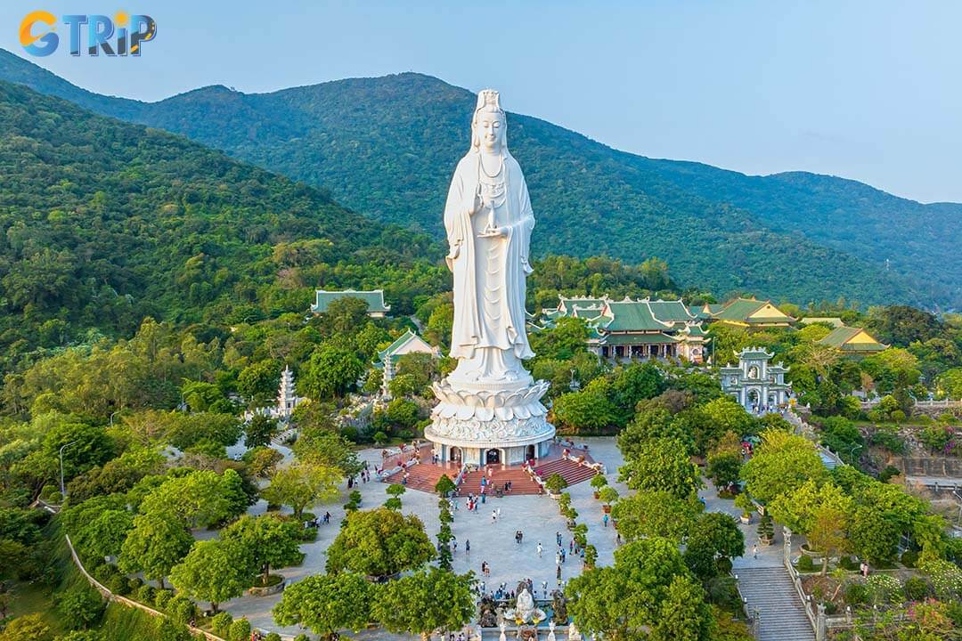 Thuan Phuoc Bridge is an ideal base for exploring Son Tra Peninsula, with easy access to fishing harbors, beaches, cultural sites, and Da Nang’s iconic bridges nearby